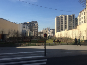 A “green tooth” (public garden) installed between two buildings.